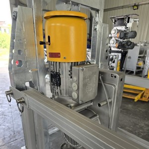 Traction hoist of suspended platform